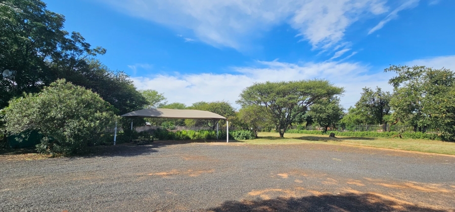 6 Bedroom Property for Sale in Hartbeesfontein North West